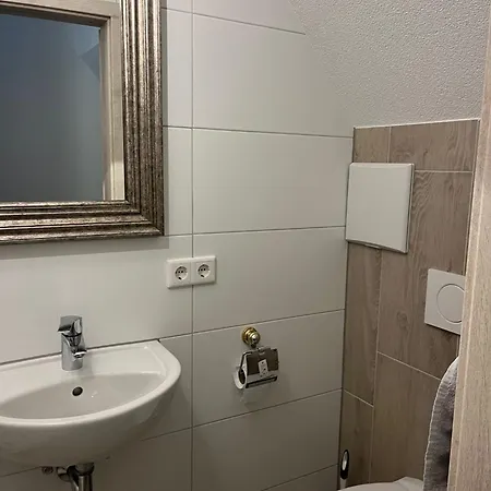 Fuer Personal Im Hotelgewerbe, Monteure, Auszubildende Und Arbeiter